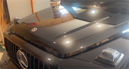Deep gloss and reflection on a coated vehicle in daylight