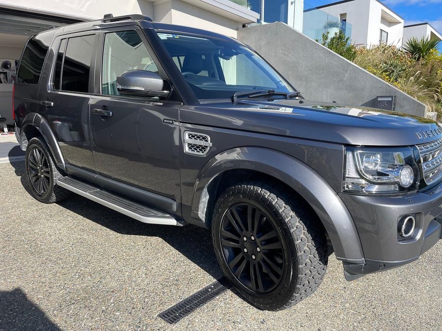 Land Rover Discovery right side after detailing