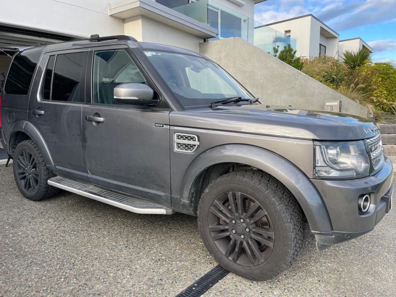 Land Rover Discovery right side before detailing